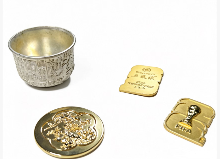 Gold plated zinc alloy cultural souvenir hardware with fine cast relief