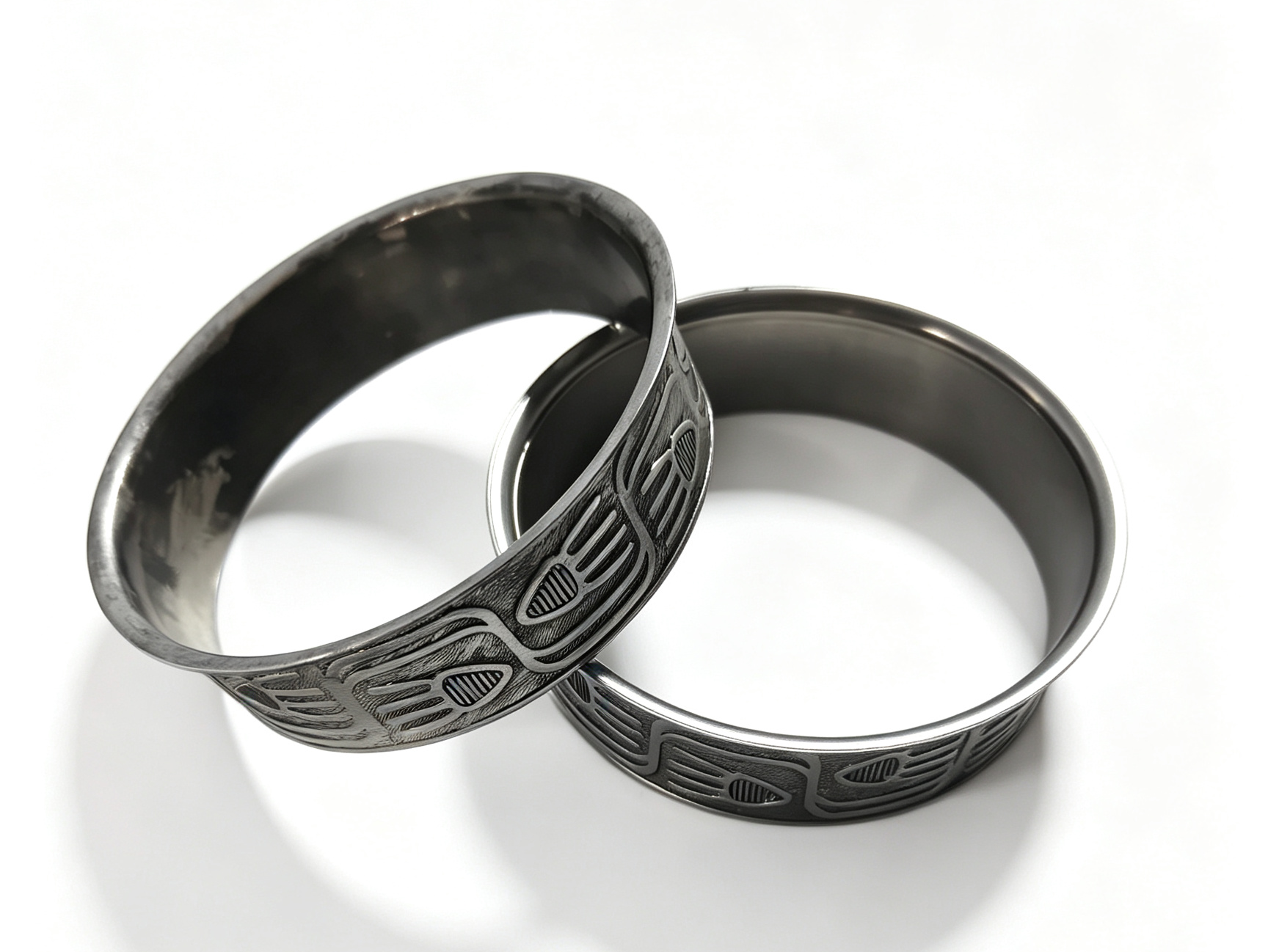 Embossed zinc alloy decorative ring fitted on a yerba mate cup, antique silver plated